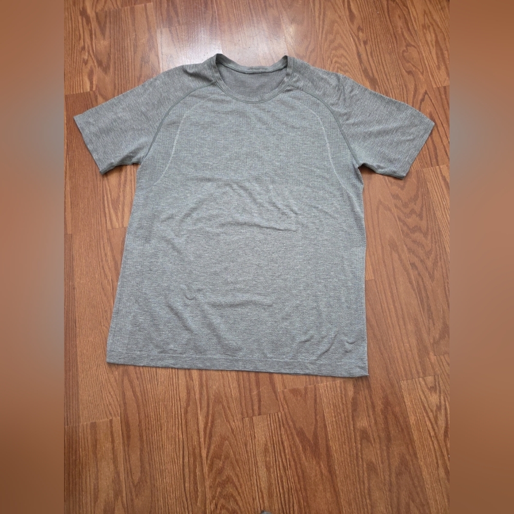 Luluemon Mens Short Sleeve‎ Gray Metal Vent Tech Shirt Lg